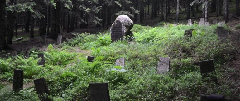 Біля підніжжя Говерли розташувався цвинтар – фото