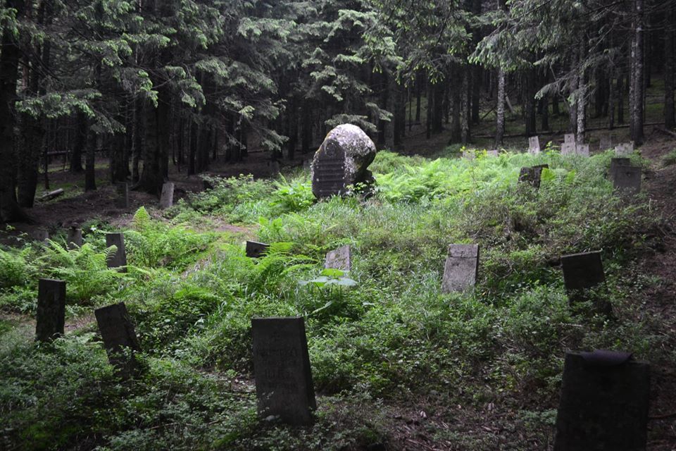 Біля підніжжя Говерли розташувався цвинтар - фото