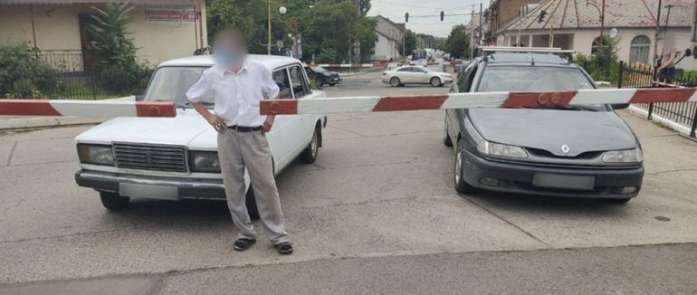 Потрапили у пастку: в Ужгороді водії застрягли між закритими шлагбаумами на залізничному переїзді