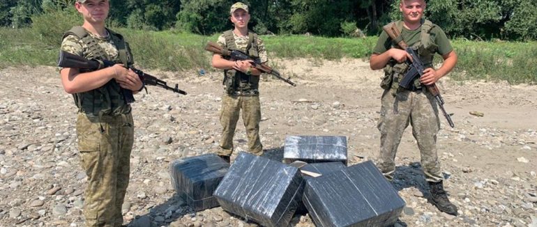 На Закарпатті за добу викрили дві крупні партії тютюнової контрабанди