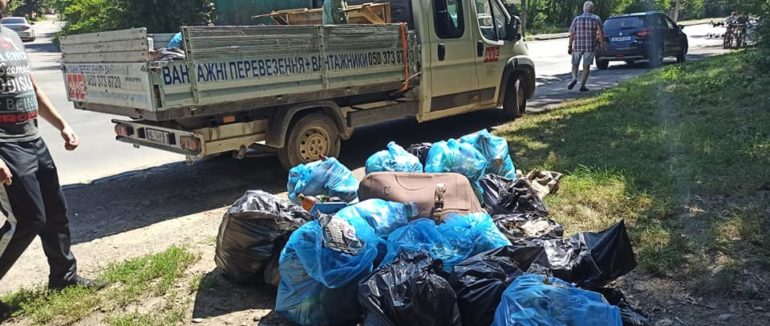 Мешканці Ужгорода взялися за прибирання шaхтинського лісу – фото