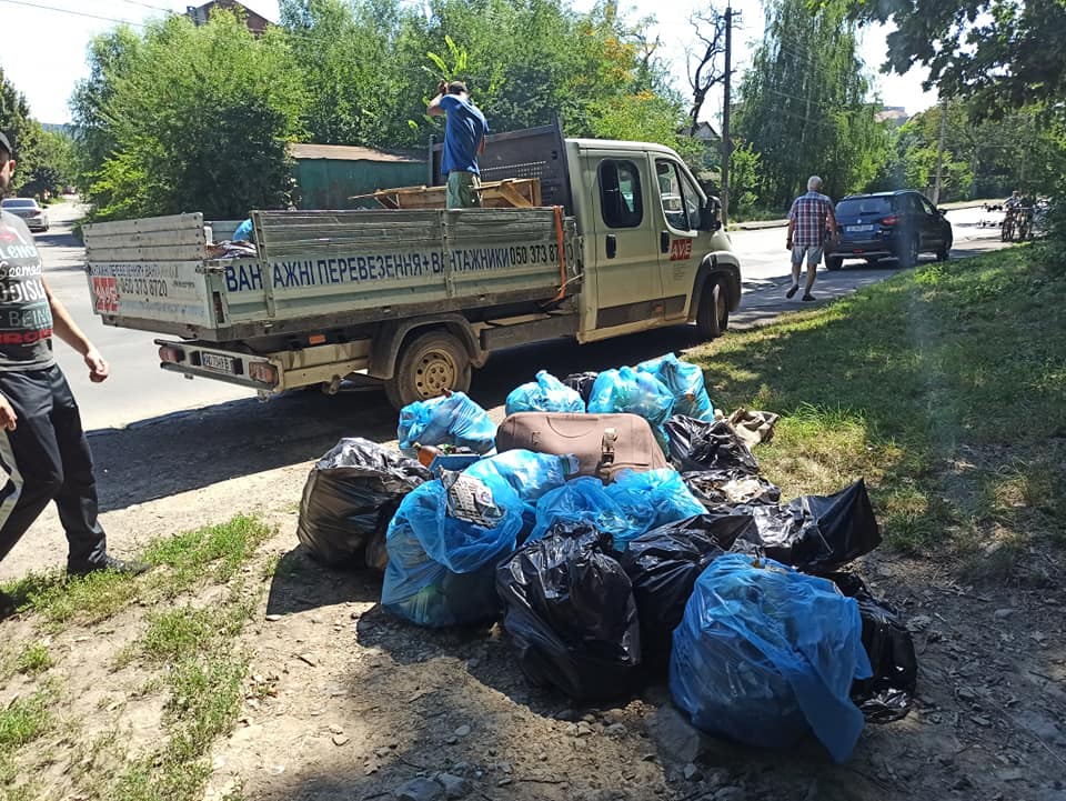 Мешканці Ужгорода взялися за прибирання шaхтинського лісу - фото