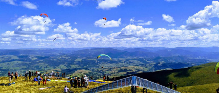 Borzhava Forever: в Карпатах стартували традиційні, щорічні змагання з парапланерного спорту