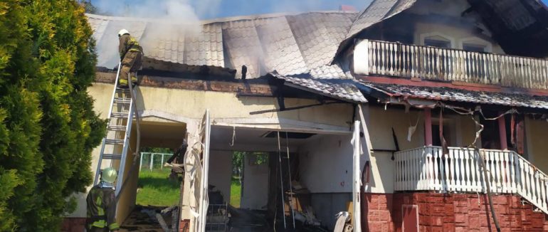 Вдома нікого не було: на Виноградівщині спалахнув житловий будинок – фото