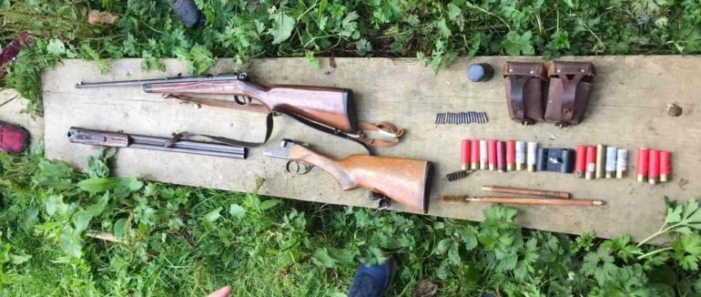 Гвинтівка, мисливська рушниця та купа набоїв: результати обшуку помешкання жителя Рахівщини