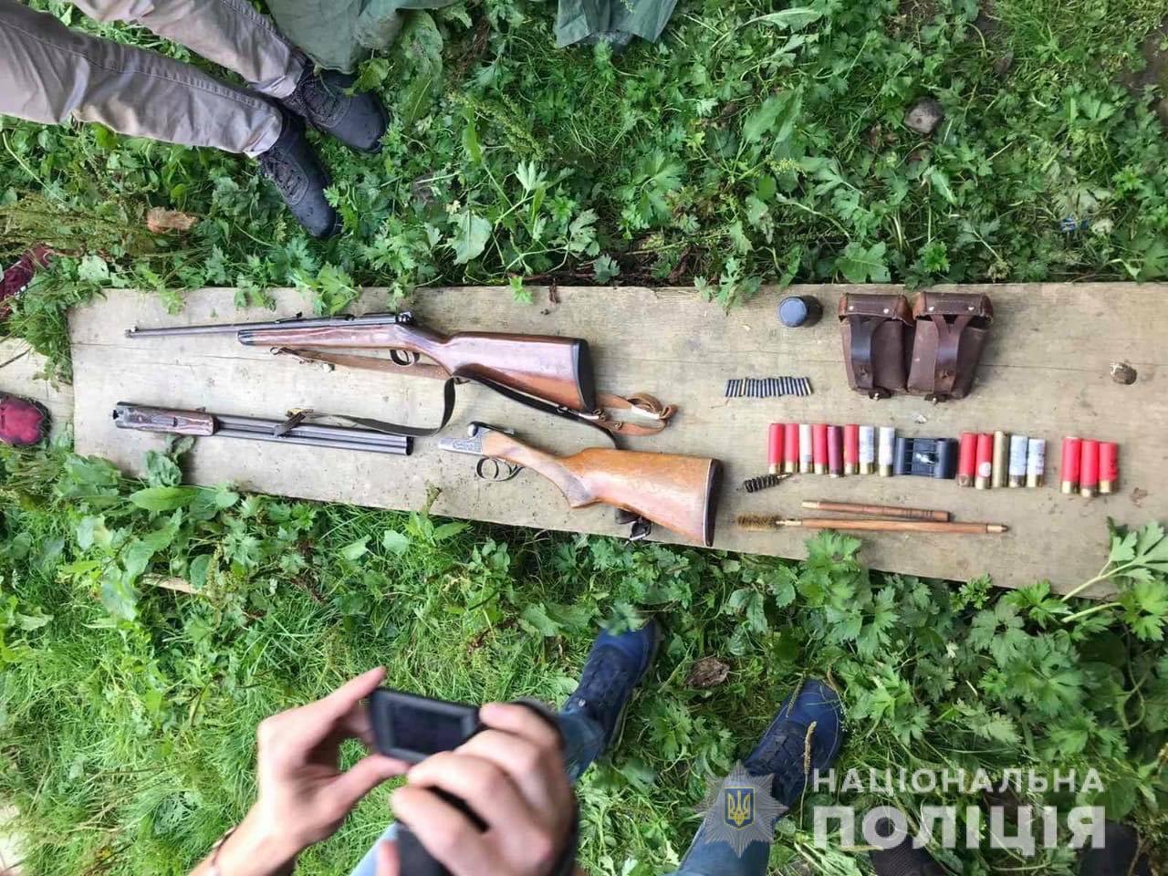 Гвинтівка, мисливська рушниця та купа набоїв: результати обшуку помешкання жителя Рахівщини