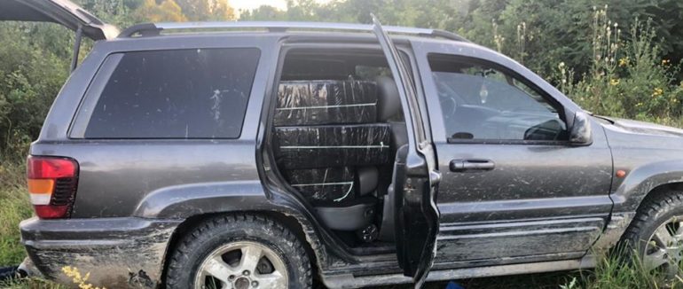 На закарпатському кордоні затримали елітне авто “нашпиговане” контрaбaндним тютюном – фото