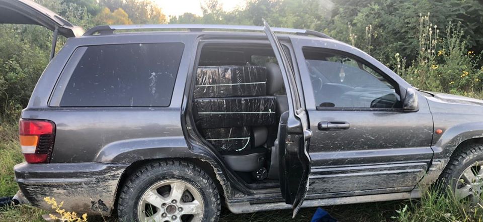 На закарпатському кордоні затримали елітне авто "нашпиговане" контрaбaндним тютюном - фото
