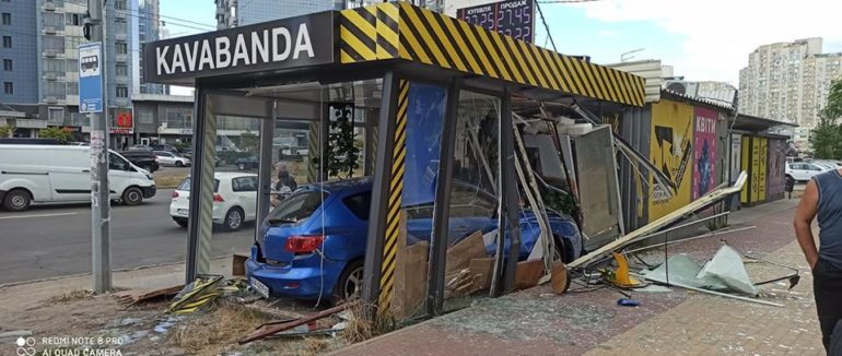 У столиці водій, порушивши ПДР, влетів у кав’ярню – фото