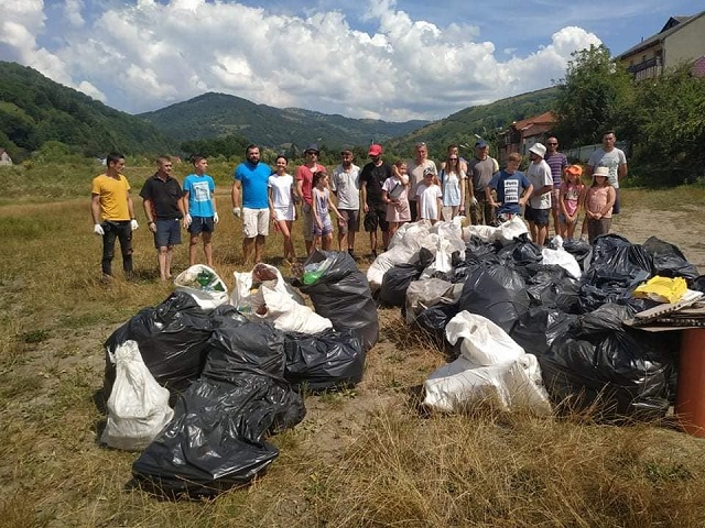 На Закарпатті активісти на суботнику зібрали 8 кубометрів сміття на Тисі - фото