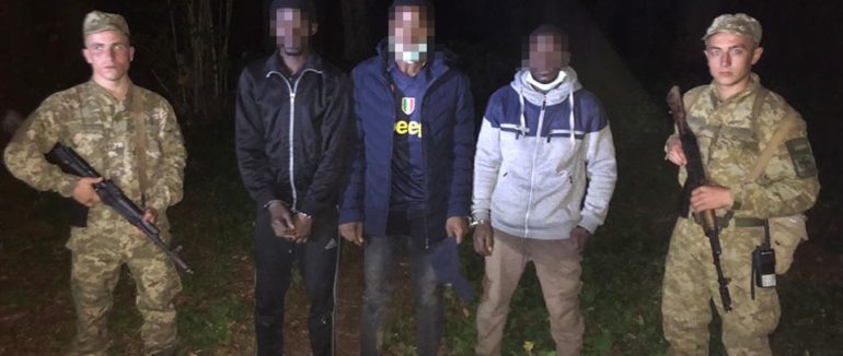 На Закарпатті у горах виявили групу малійців – фото