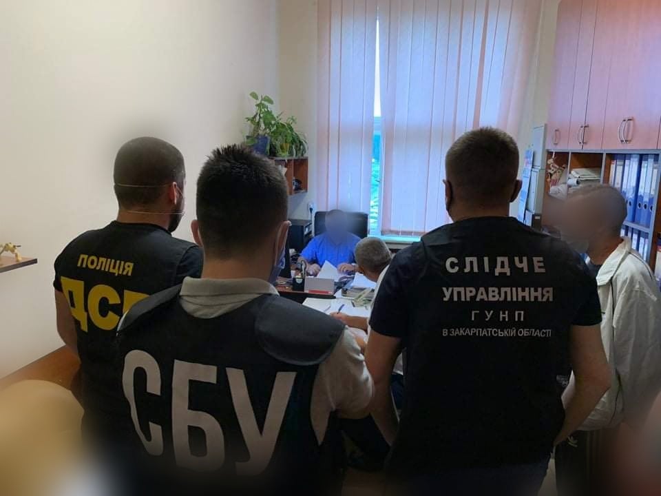 Обшуки у Закарпатській ОДА: скільки завдано збитків при закупівлі неякісних засобів захисту від Covid-19 - фото