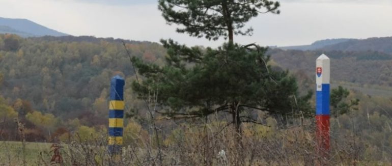 Співпраця зі словацькими колегам-прикордонниками: на межі Закарпаття та Словаччини знову затримали групу нелегалів