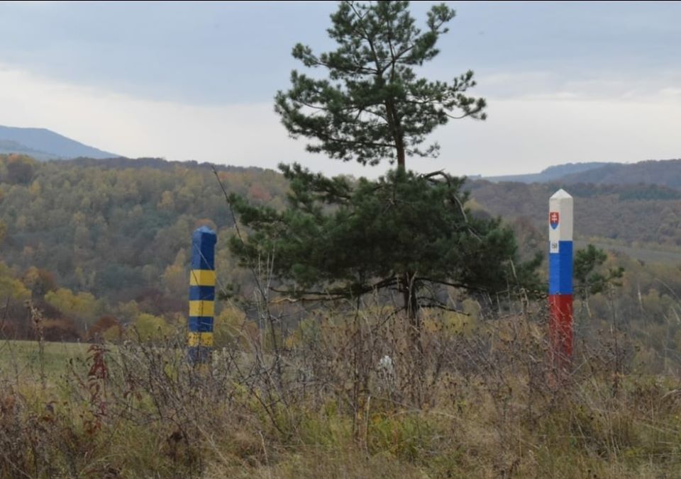 Співпраця зі словацькими колегам-прикордонниками: на межі Закарпаття та Словаччини знову затримали групу нелегалів