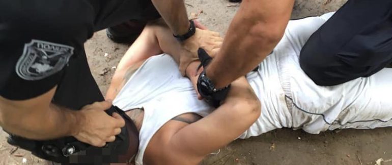 В Ужгороді рота бійців затримала раніше судимого чолвіка, який напав на перехожого – фото