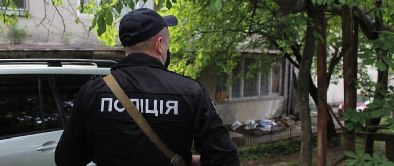 На Берегівщині поліцейські охорони виявили зброю та наркотики в автомобілі місцевого жителя