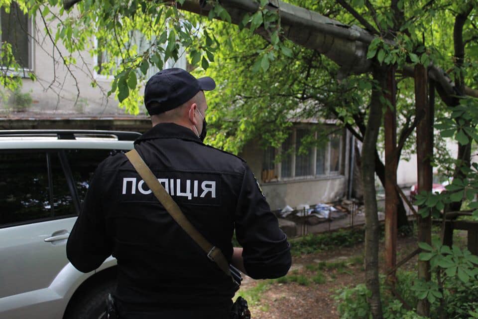 На Берегівщині поліцейські охорони виявили зброю та наркотики в автомобілі місцевого жителя
