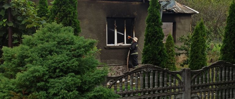 Масштабна пожежа в Мукачеві: приватний будинок згорів вщент