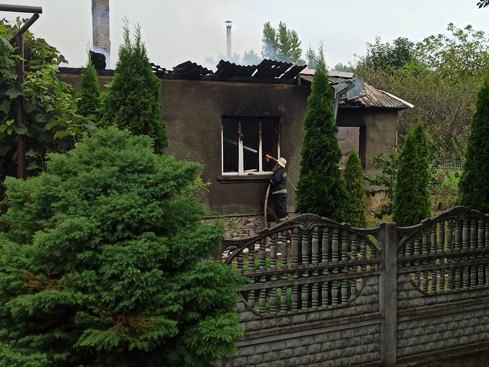 Масштабна пожежа в Мукачеві: приватний будинок згорів вщент