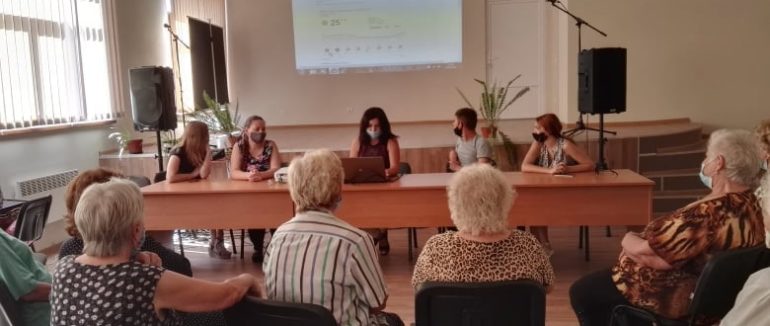 Ветерани та комп’ютери: у Мукачеві молодь вчила пенсіонерів користуватися соціальними мережами