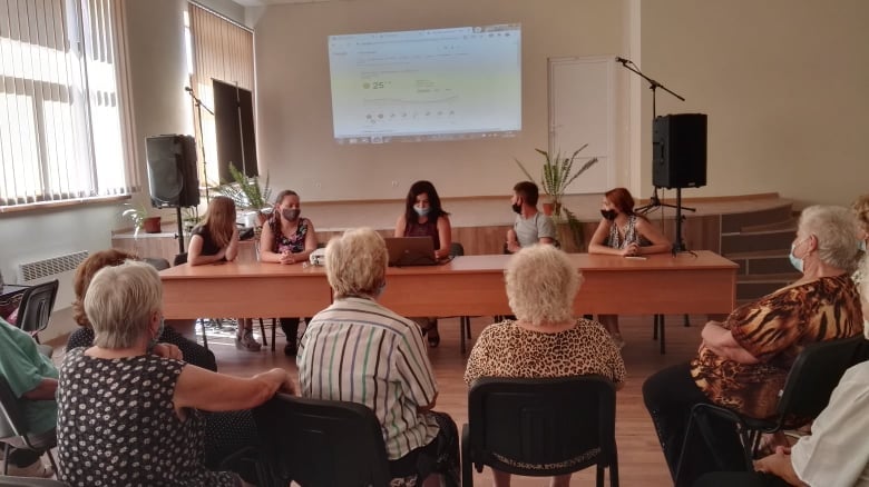 Ветерани та комп`ютери: у Мукачеві молодь вчила пенсіонерів користуватися соціальними мережами