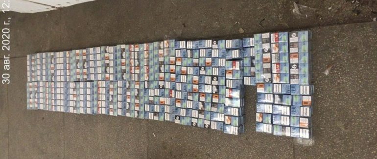 Контрабанда на Закарпатті: подвійне дно автівки “нафарширували” сигаретами