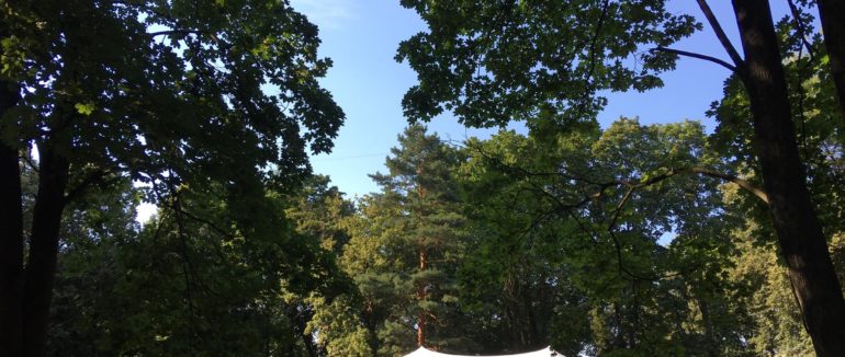 В історичному центрі Ужгорода відкрили офіс просто неба: як він працюватиме і для кого