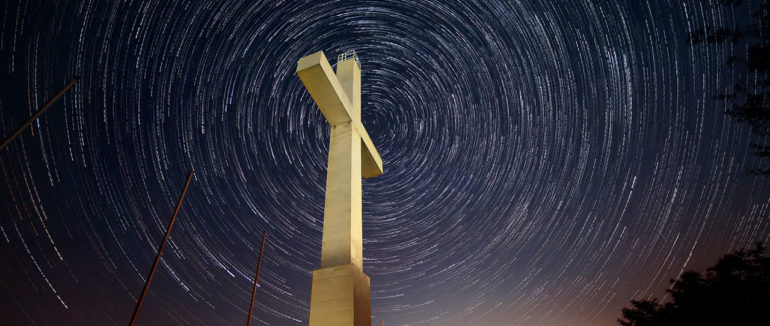Закарпатські фотографи відзняли зоряний дощ Персеїди та перлинки Ілона Маска у закарпатському селі Дерцен