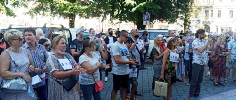 Місто у червоній зоні: у Чернівцях люди влаштували пікет проти карантинних обмежень