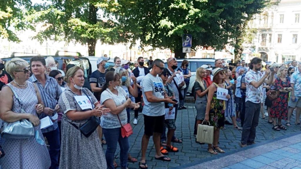 Місто у червоній зоні: у Чернівцях люди влаштували пікет проти карантинних обмежень