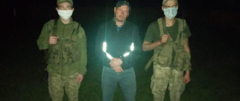 Контрабанда на Закарпатті: поблизу румунського кордону контрабандисти залишили 28 пакунків з сигаретами