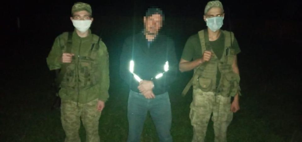 Контрабанда на Закарпатті: поблизу румунського кордону контрабандисти залишили 28 пакунків з сигаретами