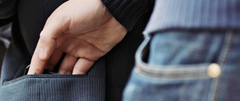 Крадіжка посеред вулиці Ужгорода: злочинця розшукала поліція