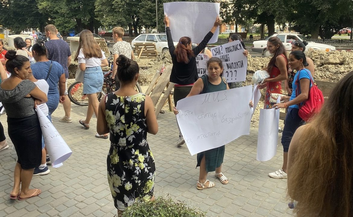 Проти скасування соцвиплат: в Ужгороді на протест вийшли матері-одиночки