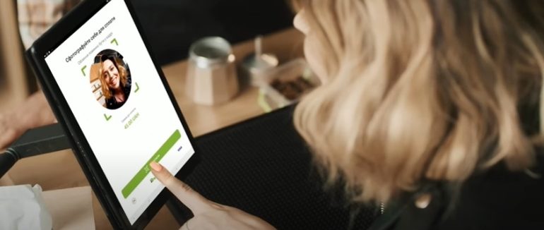 Сплачувати покупки тепер можна обличчям: ПриватБанк запустив біометричні POS-термінали