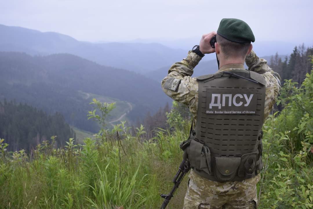 Більше двох тисяч пачок сигарет: прикордонники Мукачівського загону припинили спробу тютюнової контрабанди