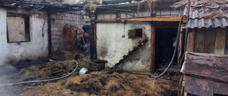 На Хустщині вогонь охопив два житлові сектори – фото