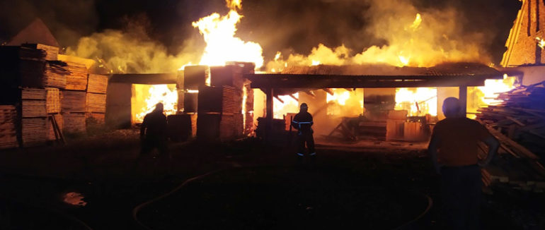 Кілька годин боротьби з вогнем: подробиці масштабної нічної пожежі на Тячівщині від рятувальників – фото