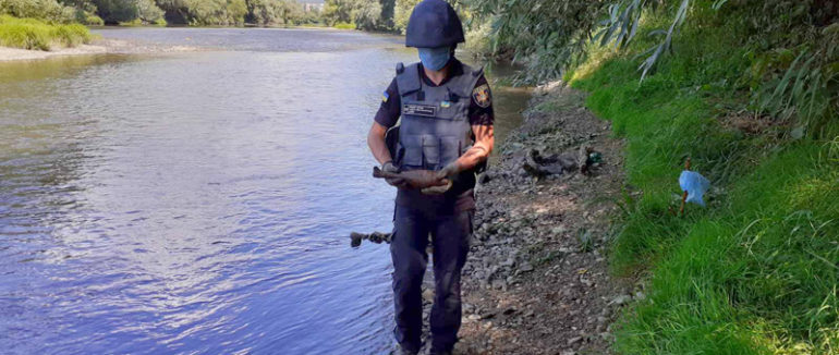 Риболовля, яка запам’ятається надовго: ужгородець, побачивши свій «улов», змушений був звернутися до ДСНС – фото