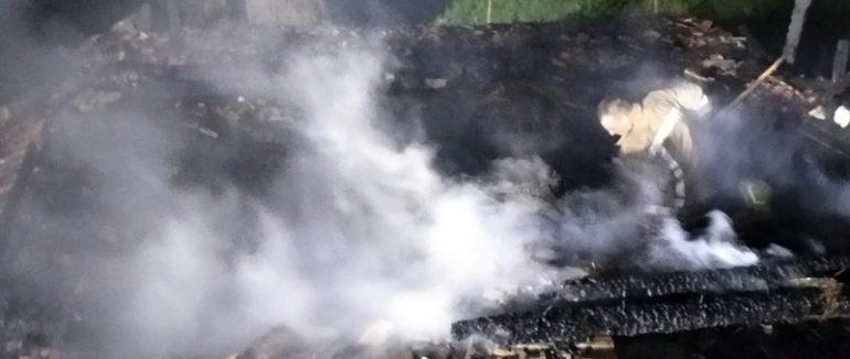 Пожежа на Міжгірщині: від короткого замикання вогонь охопив весь дах будівлі