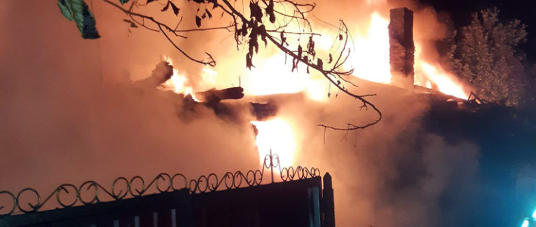 На сполох забили сусіди: величезне вогнище охопило житловий будинок на Хустщині – фото