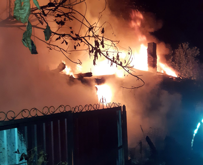 На сполох забили сусіди: величезне вогнище охопило житловий будинок на Хустщині - фото