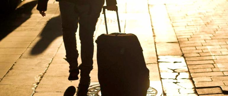 Їхати на заробітки чи ні: половина українців не збирається їхати жити за кордон