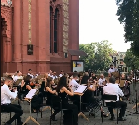 "Вечори під каштанами": в Ужгороді почалася серія концертів під відкритим небом - відео