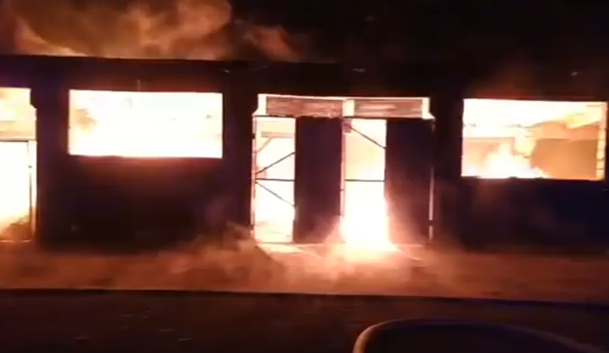 Масштабна пожежа в Хусті: вогонь у палаючому цеху намагаються приборкати не першу годину - відео