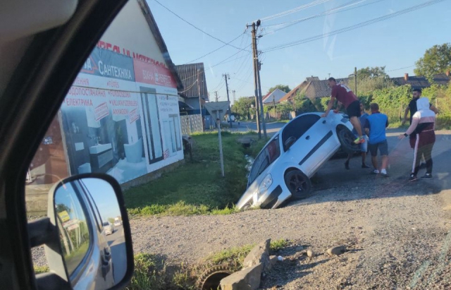 Смертельна аварія: на Мукачівщині легковик врізався у вантажівку, загинув 20-річний юнак