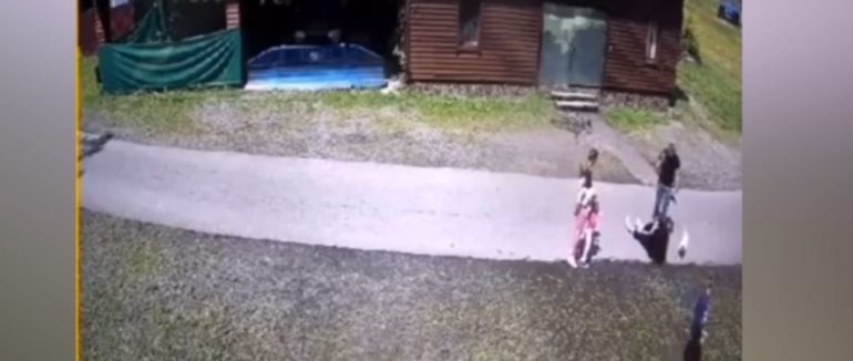 На закарпатському курорті чоловік побив 12-річну дівчинку: мати потерпілої розповіла подробиці – відео