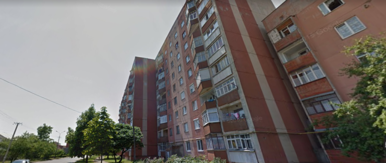 У Мукачеві неповнолітня дівчинка вистрибнулa з вікнa сьомого поверху