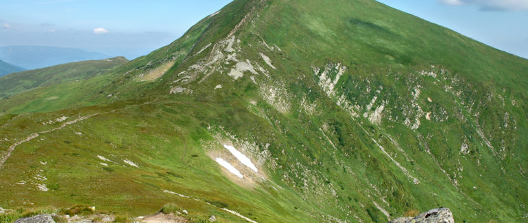 73-річний чоловік днями у 96-те піднявся на гору Говерлу – фото