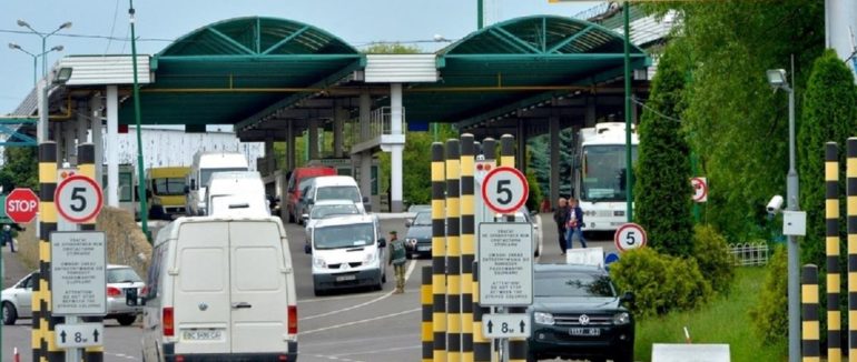 Колапс на Закарпатських КПП: черги з машин стрімко почали збільшуватися